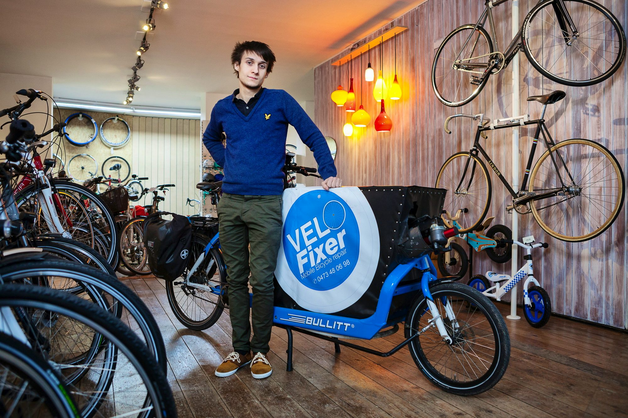 Velofixer. A young repairer in the city center. Brussels by Bike